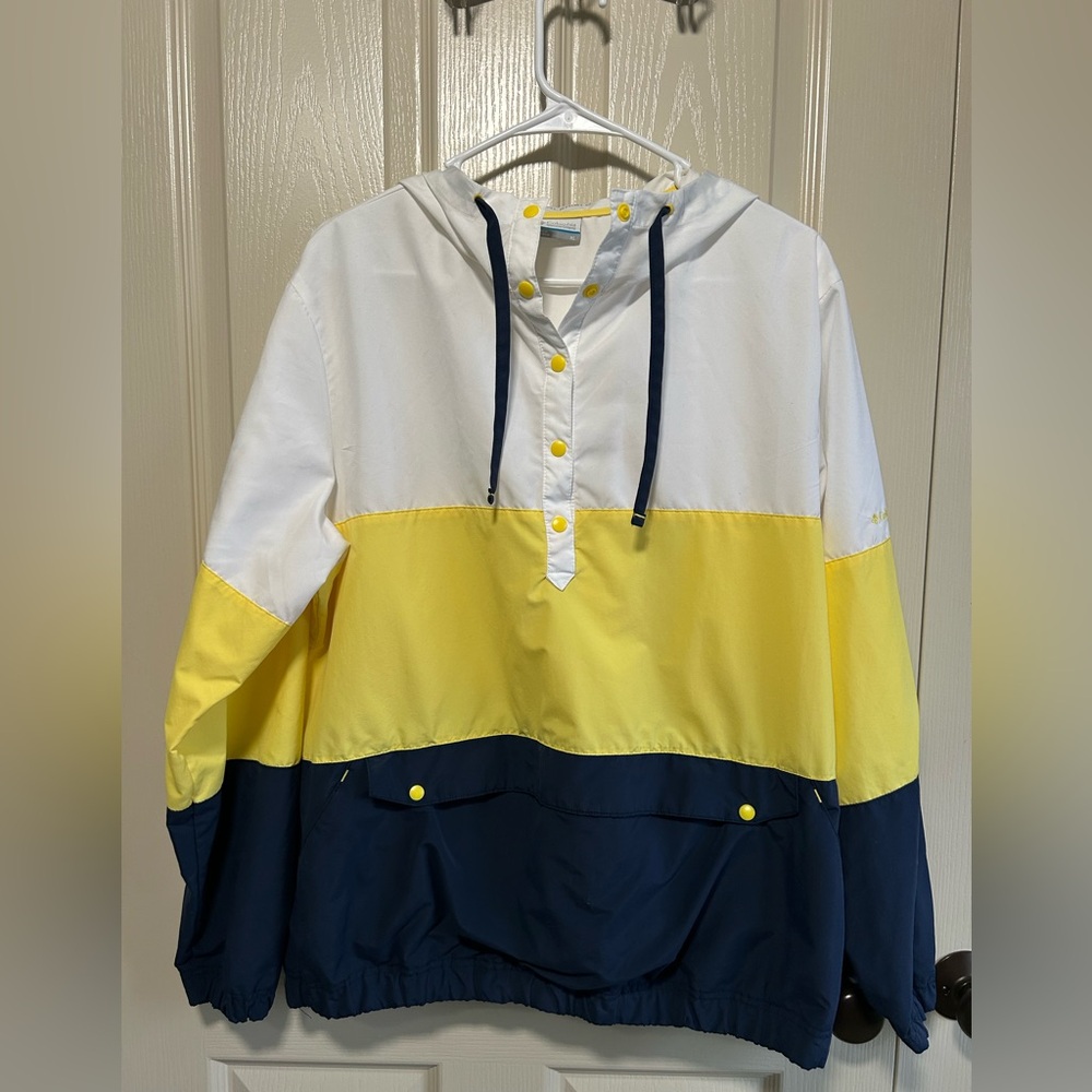 Columbia PFG windbreaker size XL fits like a large.